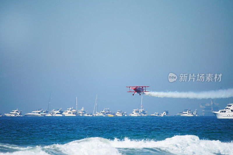 Bi Plane soar Over Ocean . Bi飞机飞越海洋